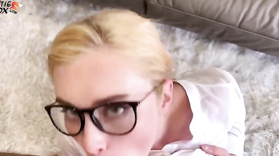 Юля занимается сексом за премии, потому что другого выбора у неё нет