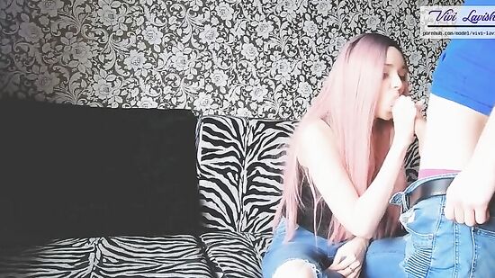 Пригласил подругу на чай, дал посидеть в планшете, а потом трахнул