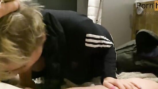 Трахаю чужую жену в отельном номере, пока муж ждет её дома