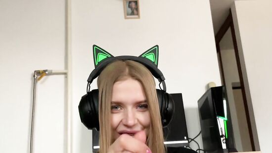 Наверное, ты считаешь что мы друзья, но меня уже за*бало дружить...