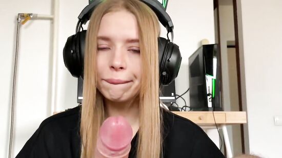 Наверное, ты считаешь что мы друзья, но меня уже за*бало дружить...