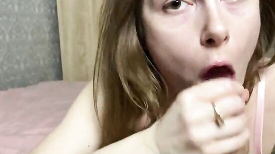 Моя сводная сестра тренируется сосать на моем большом члене