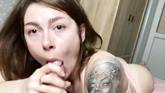 Моя сводная сестра тренируется сосать на моем большом члене