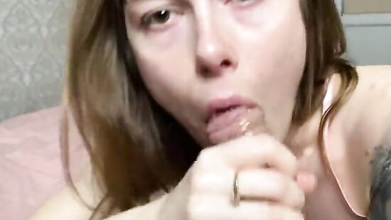 Моя сводная сестра тренируется сосать на моем большом члене