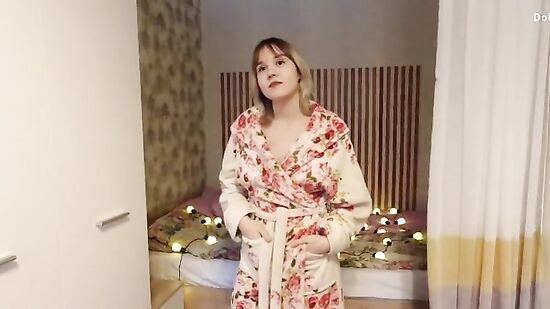 Попросила курьера сфотографировать её голенькой