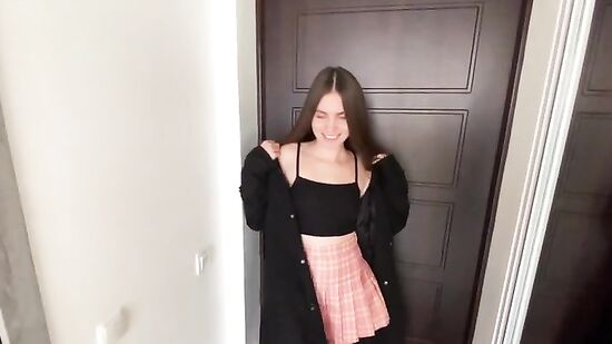 Познакомился в интернете с молодой красоткой и пригласил в гости, когда жены не было дома