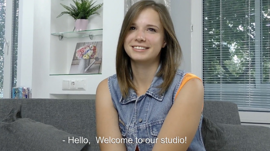 Молодая и скромная русская девушка первый раз на порно студии