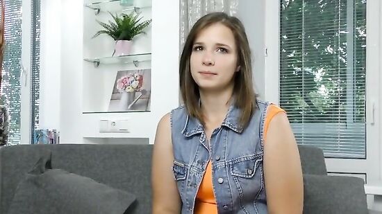 Молодая и скромная русская девушка первый раз на порно студии