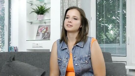 Молодая и скромная русская девушка первый раз на порно студии