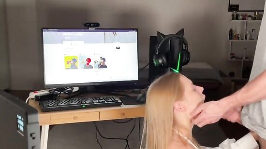 Русская девушка не только снимается в порно, но и зарабатывает на NFT