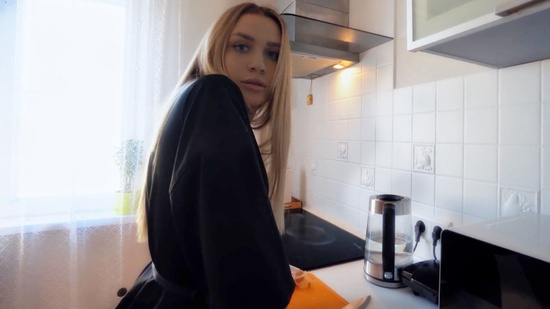 Подкрался к мачехе, напугал и трахнул с самого утра