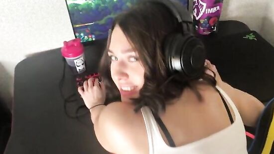 Пока подруга играет в доту на моём компе, я трахаю членом её киску