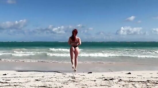 Рыжая, пышная, молодая, русская девушка, на которую встает...