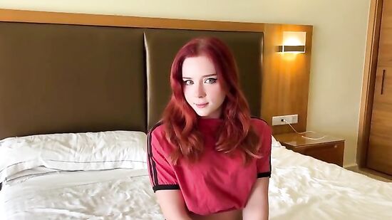 Рыжая, пышная, молодая, русская девушка, на которую встает...