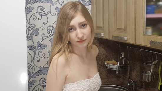 Разговаривала с парнем, а через 5 минут застряла в стиральной машине