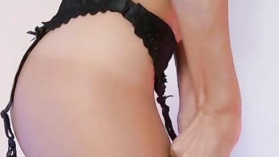 Студентка-шлюшка в чулках и туфлях трахает киску большим дилдаком