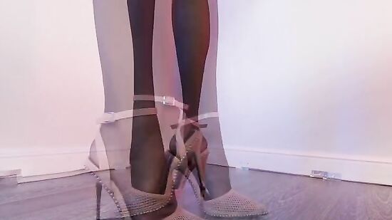 Студентка-шлюшка в чулках и туфлях трахает киску большим дилдаком