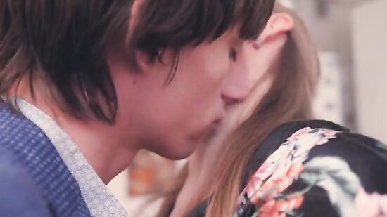 Женушка возбуждает мужа еще больше, когда в таком виде готовит на кухне