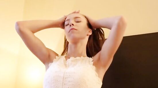 Милая девушка нуждается в хорошем сексе с оргазмом