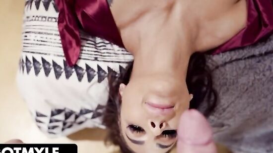 Похотливая мачеха соблазняет пасынка