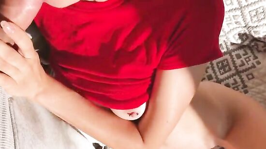 Горячая подружка сосет другу член и занимается с ним сексом с самого утра