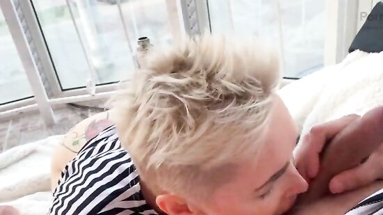 Секс на балконе с пьяной женой у всех на виду