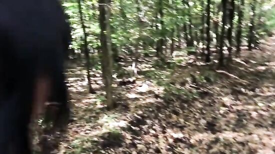 Похотливую русскую женщину трахают во время прогулки в лесу