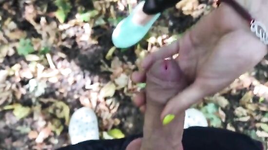 Похотливую русскую женщину трахают во время прогулки в лесу