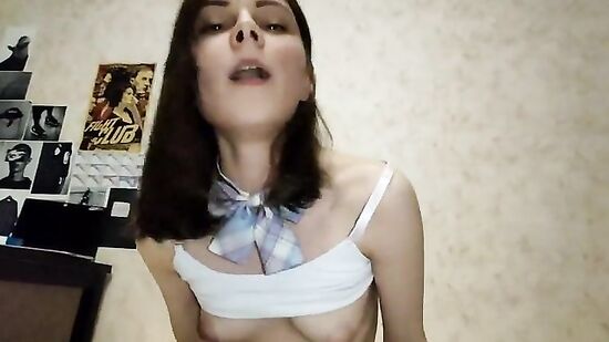 Милая девушка скачет на члене у парня и принимает сперму на лицо