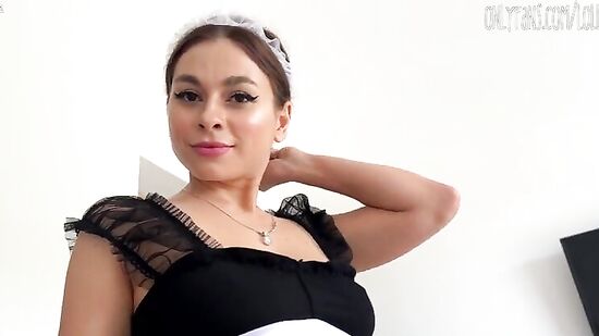 Парню не нужна уборка, но горничная, настаивает!