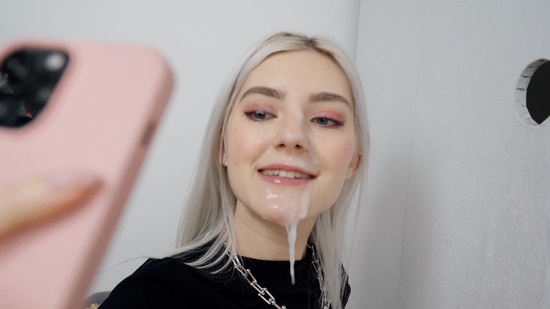 Отсосала член из дырки и сделала селфи со спермой на лице для страницы в Инстаграме