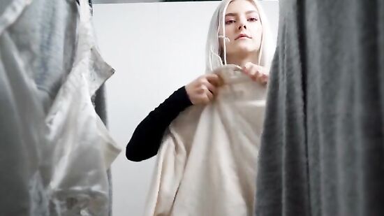 Отсосала член из дырки и сделала селфи со спермой на лице для страницы в Инстаграме