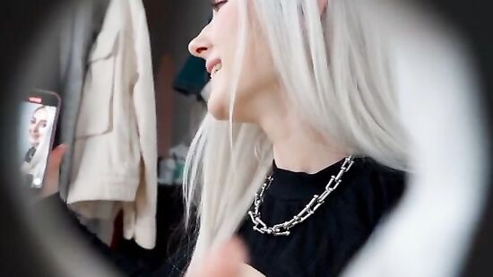 Отсосала член из дырки и сделала селфи со спермой на лице для страницы в Инстаграме