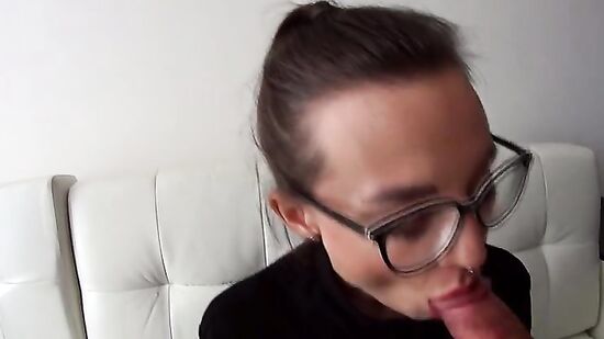 Соска сосет член с громнкими стонами и насаживается киской на дилдо