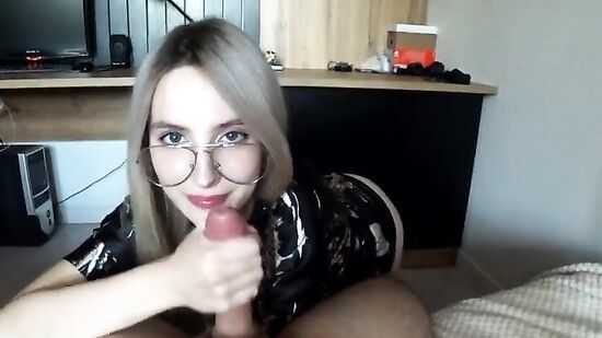 Парень трахает на столе молодую мачеху и кончает ей в ротик