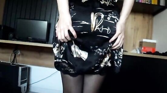 Парень трахает на столе молодую мачеху и кончает ей в ротик