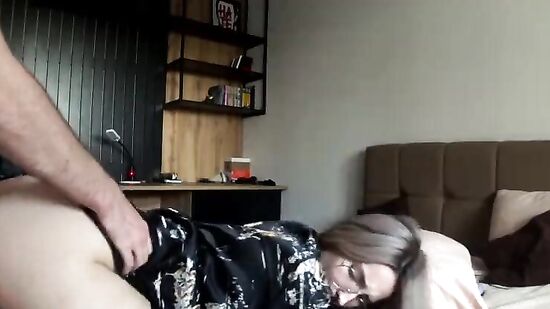 Парень трахает на столе молодую мачеху и кончает ей в ротик