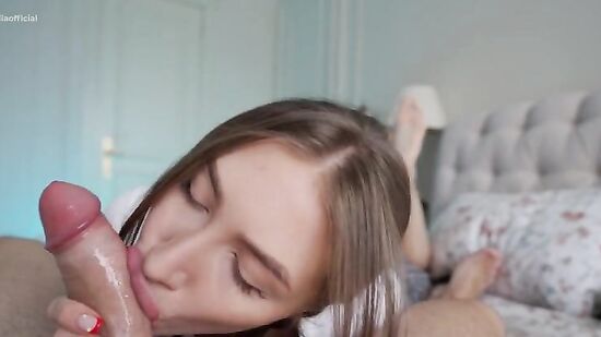 Милая студентка в юбке и чулках занимается сексом с любимым человеком