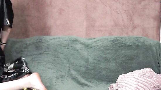 Блондинка с волосатой киской делает себе приятно, а ты смотришь на неё