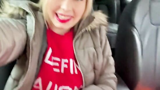 Возбужденная блондинка мастурбирует в машине не снимая с себя даже куртки