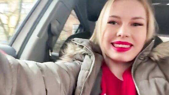 Возбужденная блондинка мастурбирует в машине не снимая с себя даже куртки