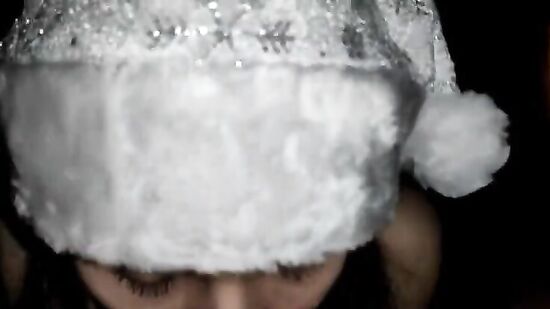 Милая девушка сладко сосет член в реальном порно от первого лица