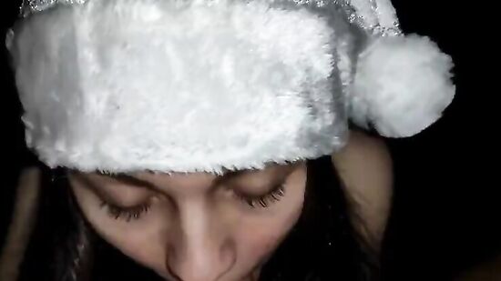 Милая девушка сладко сосет член в реальном порно от первого лица