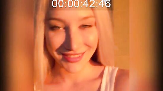 Русская блондинка не из глубинки, потому и делает классный минет