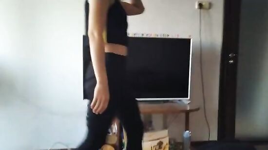 Соседка случайно застряла, а парень помог ей - как мог