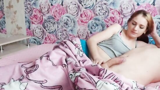 Молодая русская женушка захотела утреннего секса в розовой спальне