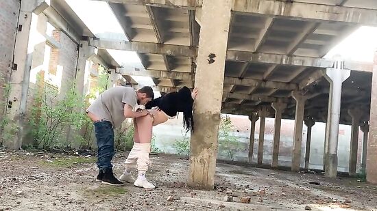 Поимел пышную русскую подругу посреди заброшенного здания и спустил на попу