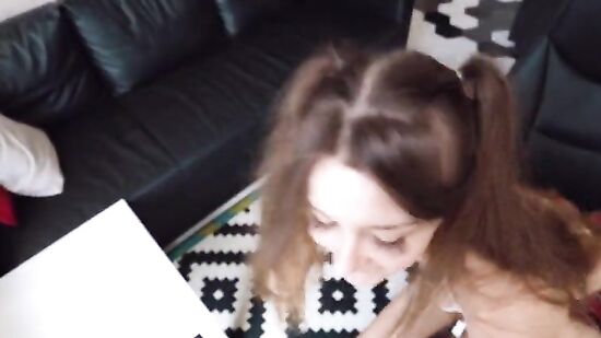 Русская красотка сидит в кресле и специально соблазняет парня на секс