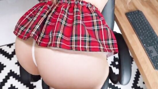 Русская красотка сидит в кресле и специально соблазняет парня на секс