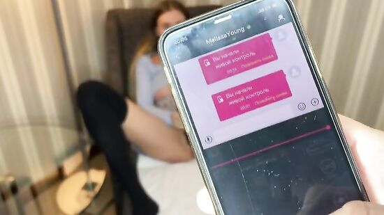 Подарил девушке новый вибратор и она его тестирует